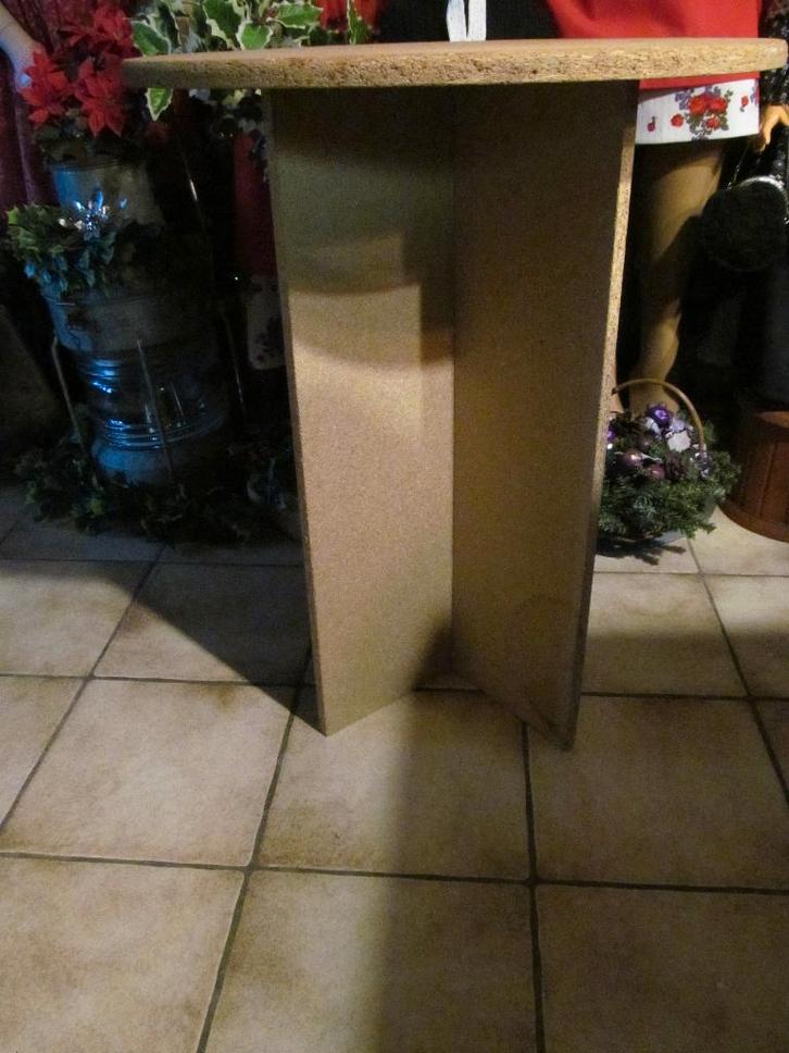 Spaanplaat tafeltje., Huis en Inrichting, Tafels | Bijzettafels, Zo goed als nieuw, Rond, 45 tot 60 cm, 75 cm of meer, Ophalen