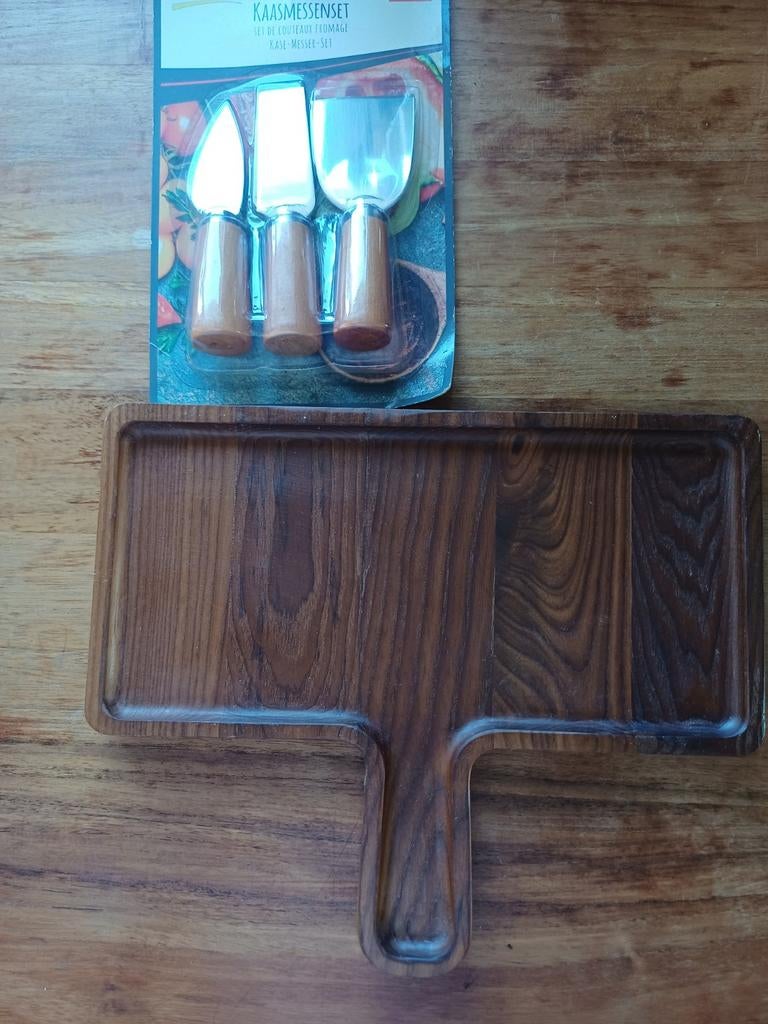 Kaasmessenset en houten kaasplank, Ophalen