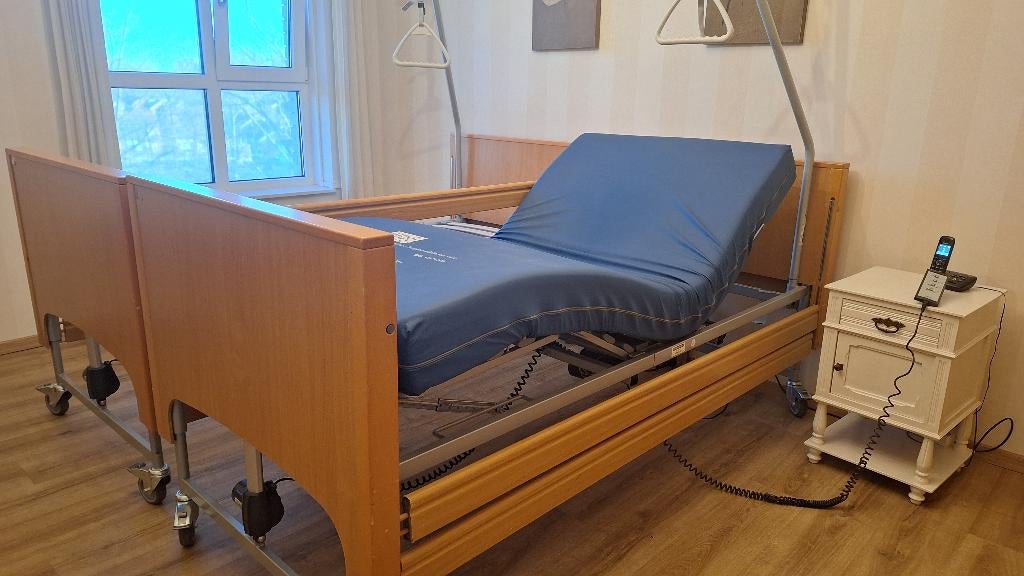 Electrisch hoog laag bed/senioren bed 2X, Diversen, Verpleegmiddelen, Ophalen, Zo goed als nieuw