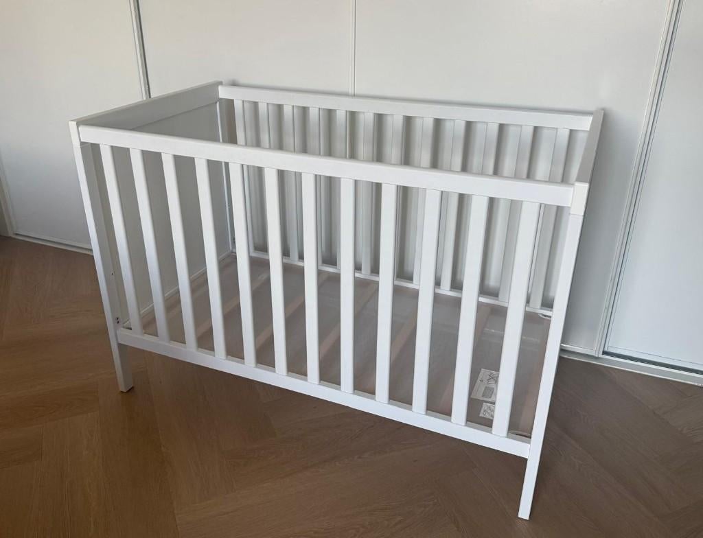 Zeer net Ikea Sundvik ledikant (40) + aerosleep matras (50), Ophalen, Zo goed als nieuw, Ledikant