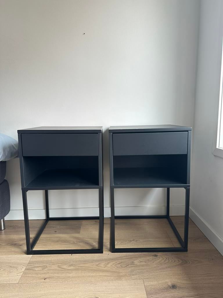 2 Ikea nachtkasjes zwart (VIKHAMMER), Huis en Inrichting, Slaapkamer | Nachtkastjes, Ophalen, Zo goed als nieuw, Minder dan 45 cm