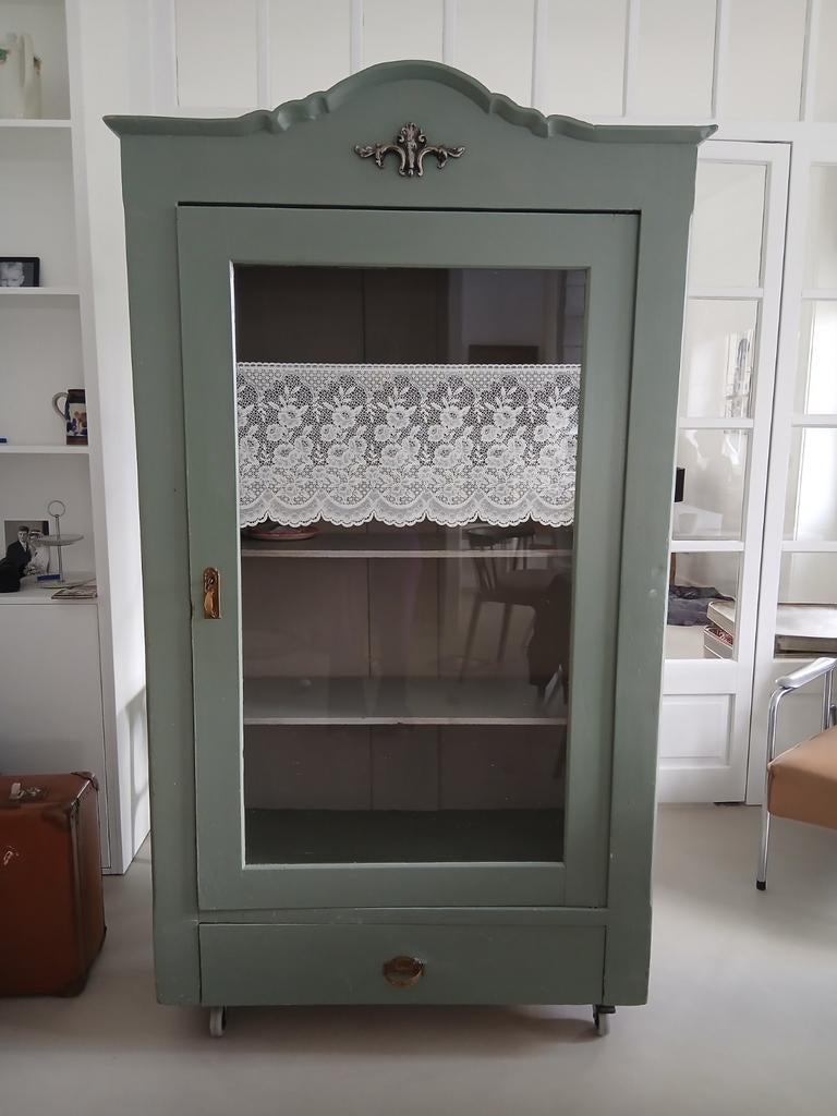 Groene kast met glazen deur en lade, Ophalen