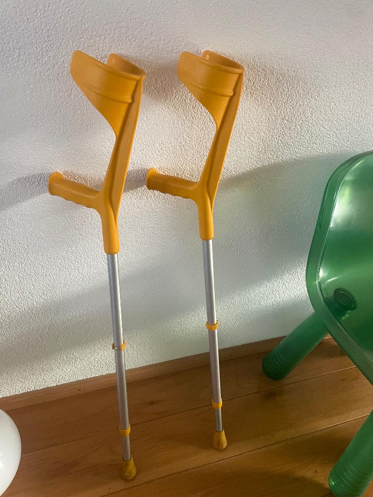 Loop (elleboog) krukken in goede staat, Diversen, Loopkrukken, Ophalen, In hoogte verstelbaar, Gebruikt