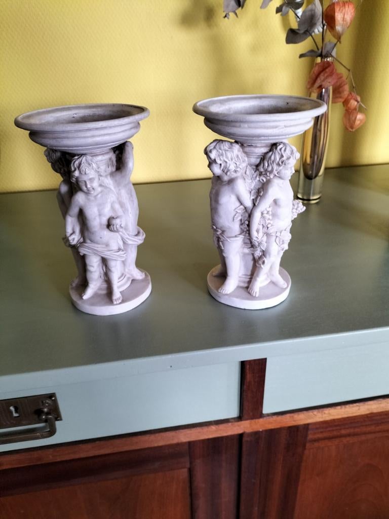 2 Kaarsenstandaards engelen lichtgrijs., Ophalen of Verzenden