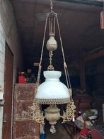 Antieke oliehanglamp met gegoten bronskleurige oliepot., Ophalen
