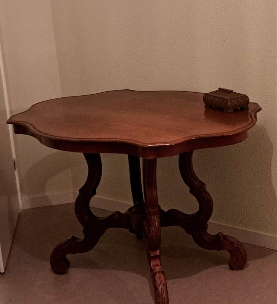Antieke tafel met sierlijk houtsnijwerk, Ophalen of Verzenden