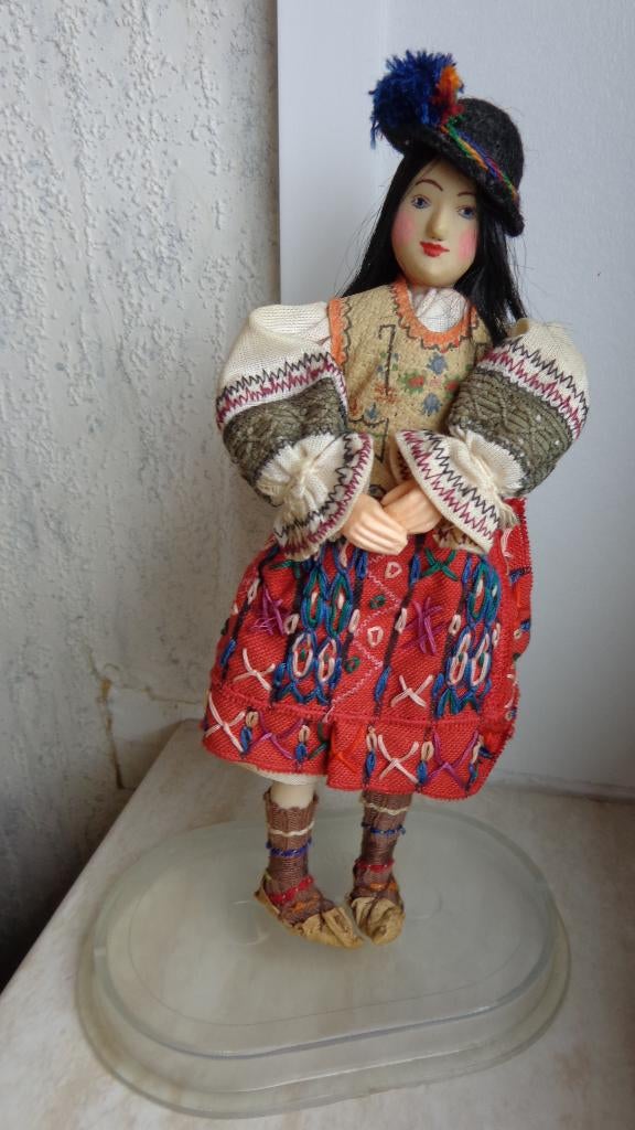 Vintage klederdracht poppen uit Roemenië, Ophalen, Zo goed als nieuw, Pop