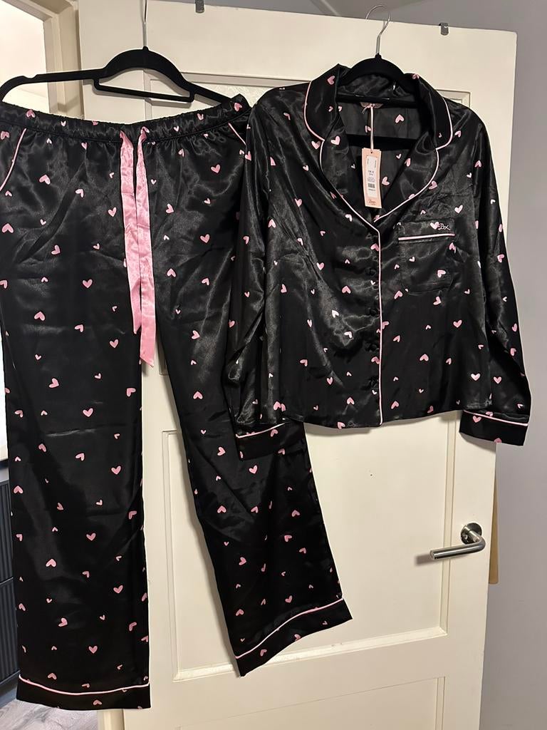 Boux Avenue Pyjama Set - Zwart met Hartjes nieuwe maat 40, Kleding | Dames, Pyjama's, Ophalen of Verzenden, Nieuw