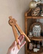 Houtsnijwerk: houten notenkraker met graveringen, Ophalen of Verzenden, Zo goed als nieuw