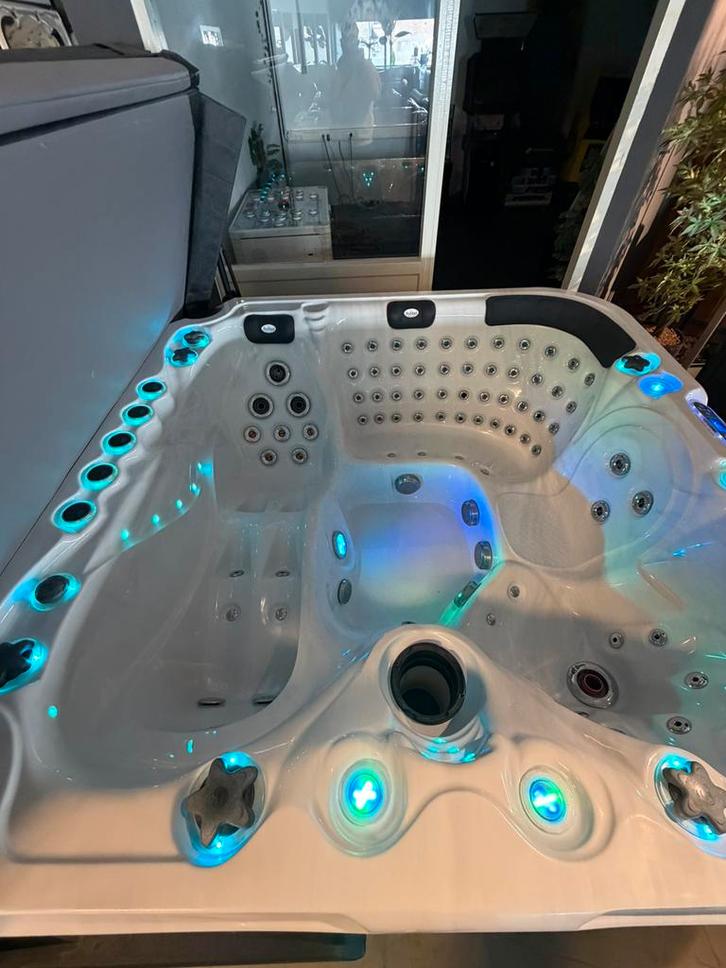 Jacuzzi passion balboa Spa Felicity Mighty Wave, Tuin en Terras, Bubbelbaden en Hottubs, Zo goed als nieuw, Pomp, Ophalen of Verzenden