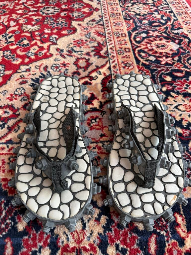 Aparte Zwarte Slippers met ‘spijker’ bandjes, Ophalen of Verzenden, Gedragen, Zwart