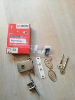 Yale penslot SKG** met 2 sleutels en handleiding, Ophalen of Verzenden, Gebruikt, Chroom, Slot