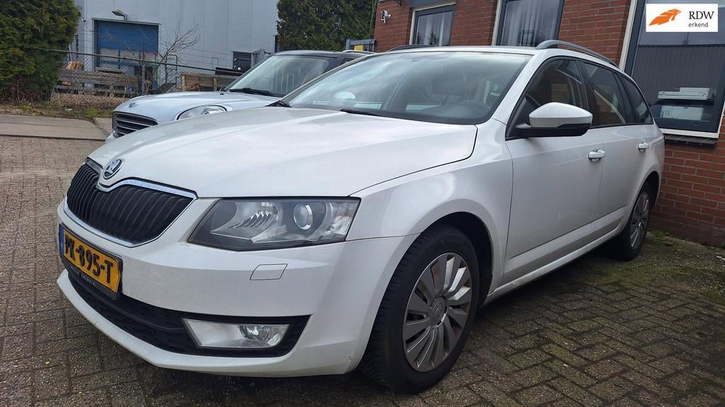 Skoda Octavia Combi 1.6 TDI (motor defect!), Auto's, Skoda, Euro 5, Stof, Gebruikt, Zwart