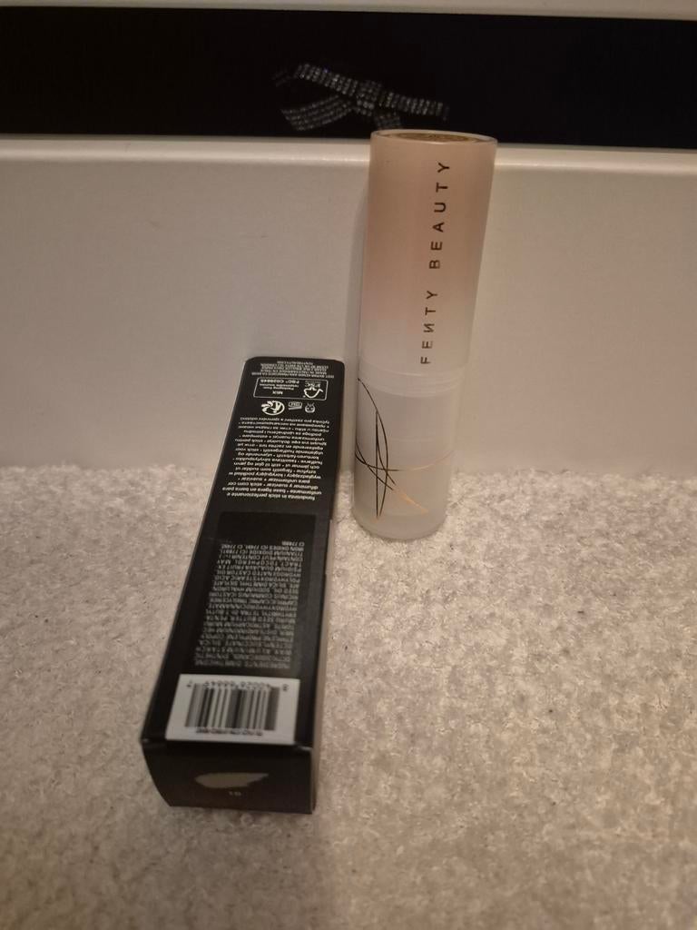 Fenty stick foundation, Ophalen of Verzenden, Zo goed als nieuw, Beige, Gehele gezicht