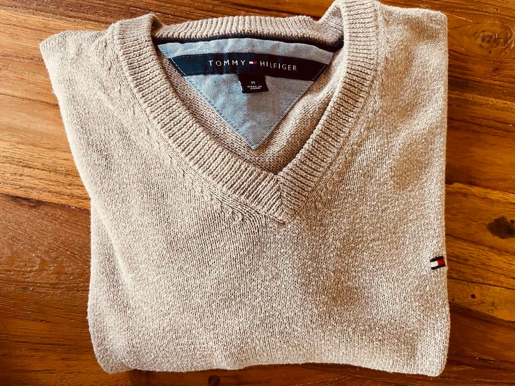 Tommy Hilfiger V-hals trui beige - Maat M, Kleding | Heren, Truien en Vesten, Ophalen of Verzenden, Zo goed als nieuw, Beige