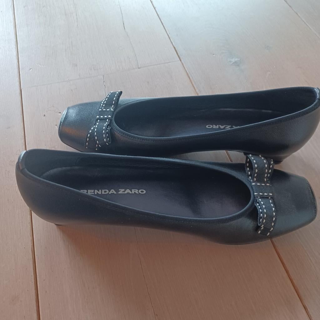 Damesschoen met klein hakje. Type ballerina, Kleding | Dames, Schoenen, Ophalen of Verzenden, Zo goed als nieuw