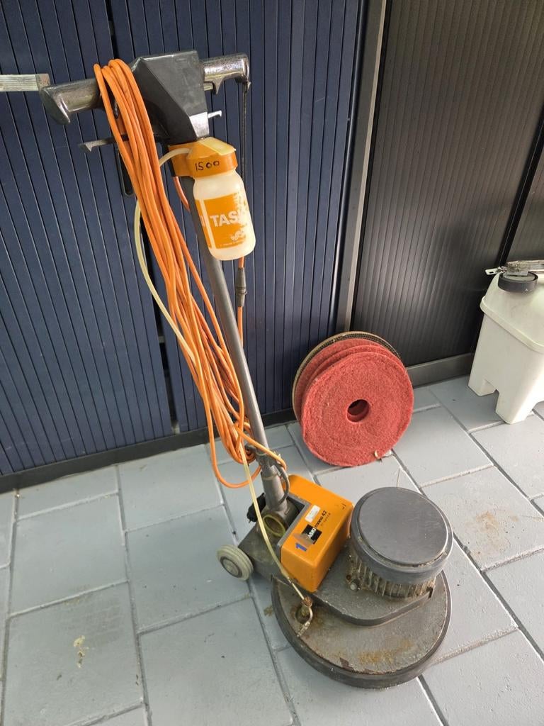 Eenschijfsmachine Taski 42 hsb, Ophalen, Gebruikt, Schrobmachine