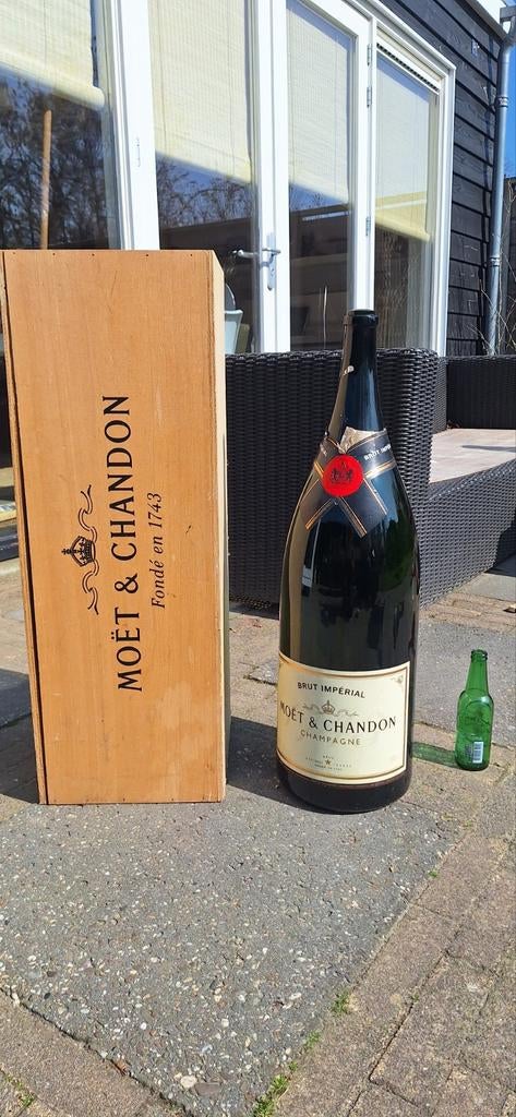 Lege Moët & Chandon Brut Impérial fles met kist, Ophalen