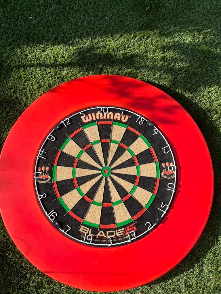 Equinox Dartbord Kabinet Set Pegasus- Inclusief 6 Dartpijlen