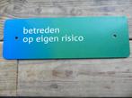 Betreden op eigen risico metalen bordje., Ophalen of Verzenden, Gebruikt, Reclamebord