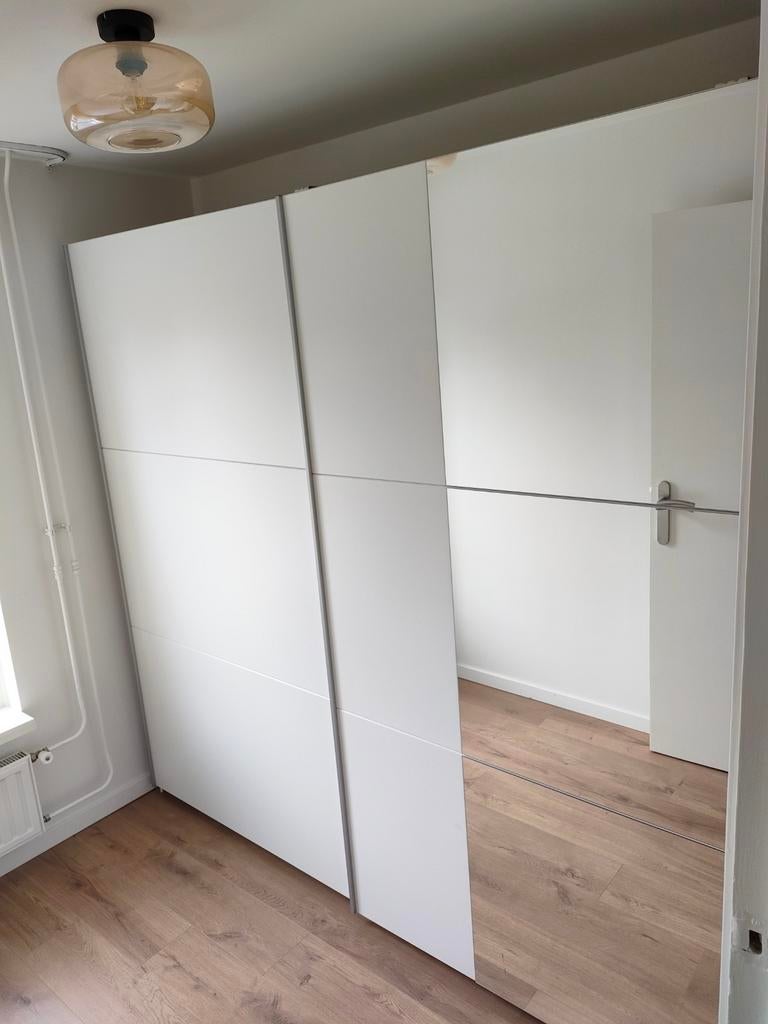 Witte kledingkast 218*209 inclusief spiegel en schuifdeuren, Ophalen, Gebruikt, 200 cm of meer, 150 tot 200 cm