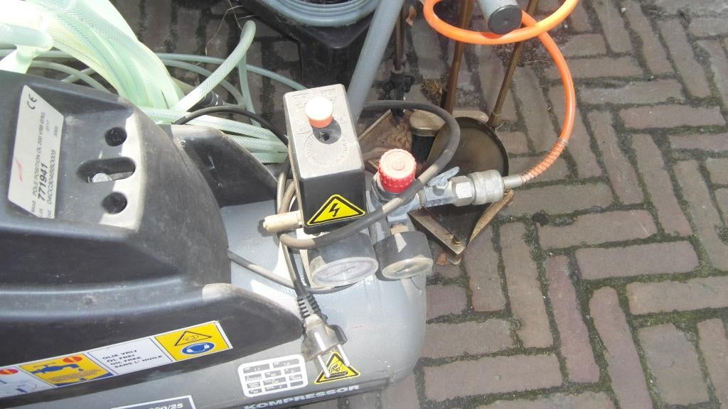 air pres  compressor olievriij met allerlij assoires, Ophalen, Gebruikt, 6 tot 10 bar, Minder dan 200 liter/min