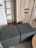 Twee grijze stoffen poefs - zo goed als nieuw, Ophalen, Stof, 50 tot 75 cm, Vierkant