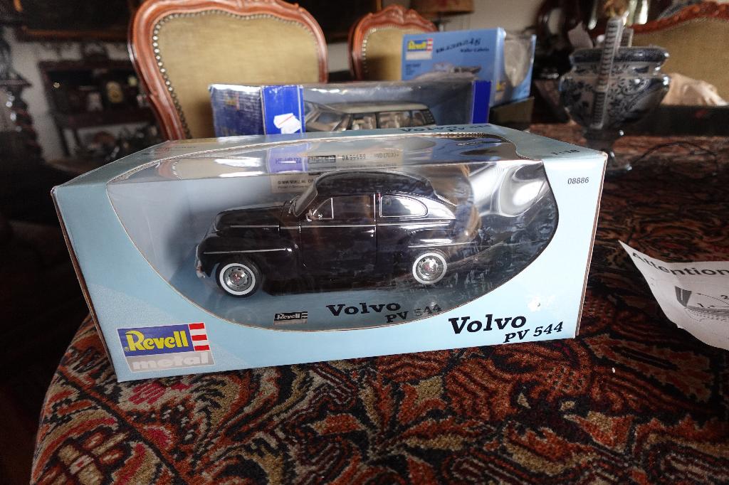 MOOIE  VOLVO PV 544 REVELL IN DOOS  IS BLAUW 1;18, Ophalen of Verzenden, Zo goed als nieuw, Auto, Revell