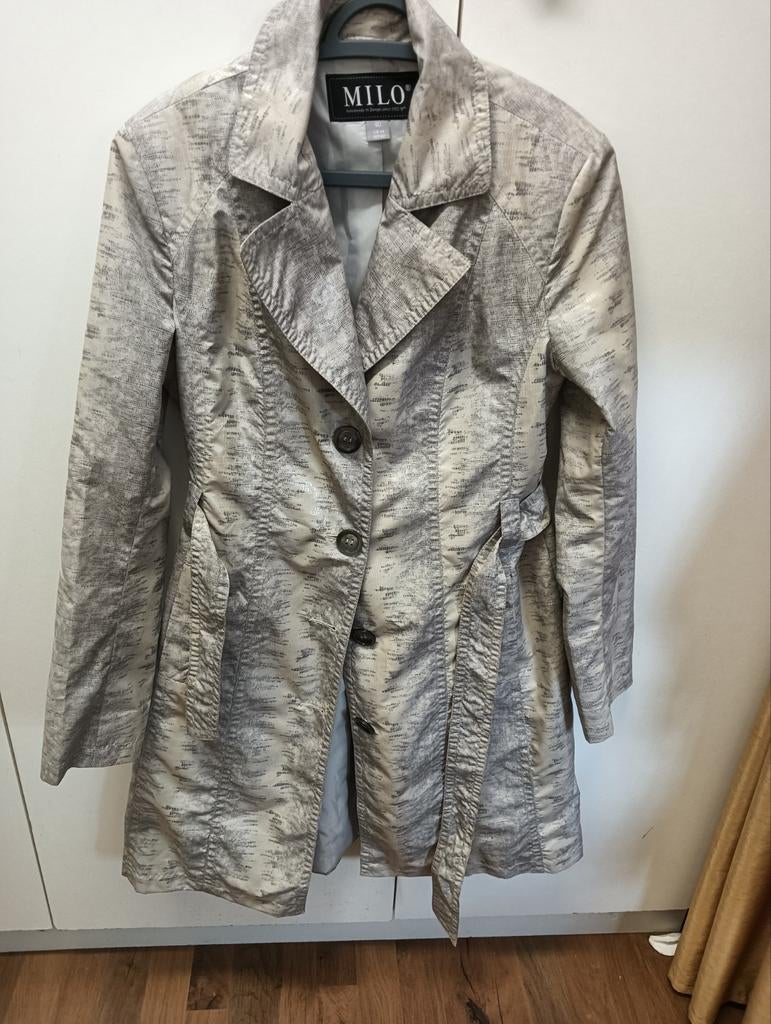 Leuke trenchcoat  knielengte, grijs, beige, glans 40, Maat 38/40 (M), Beige, Ophalen of Verzenden, Gedragen