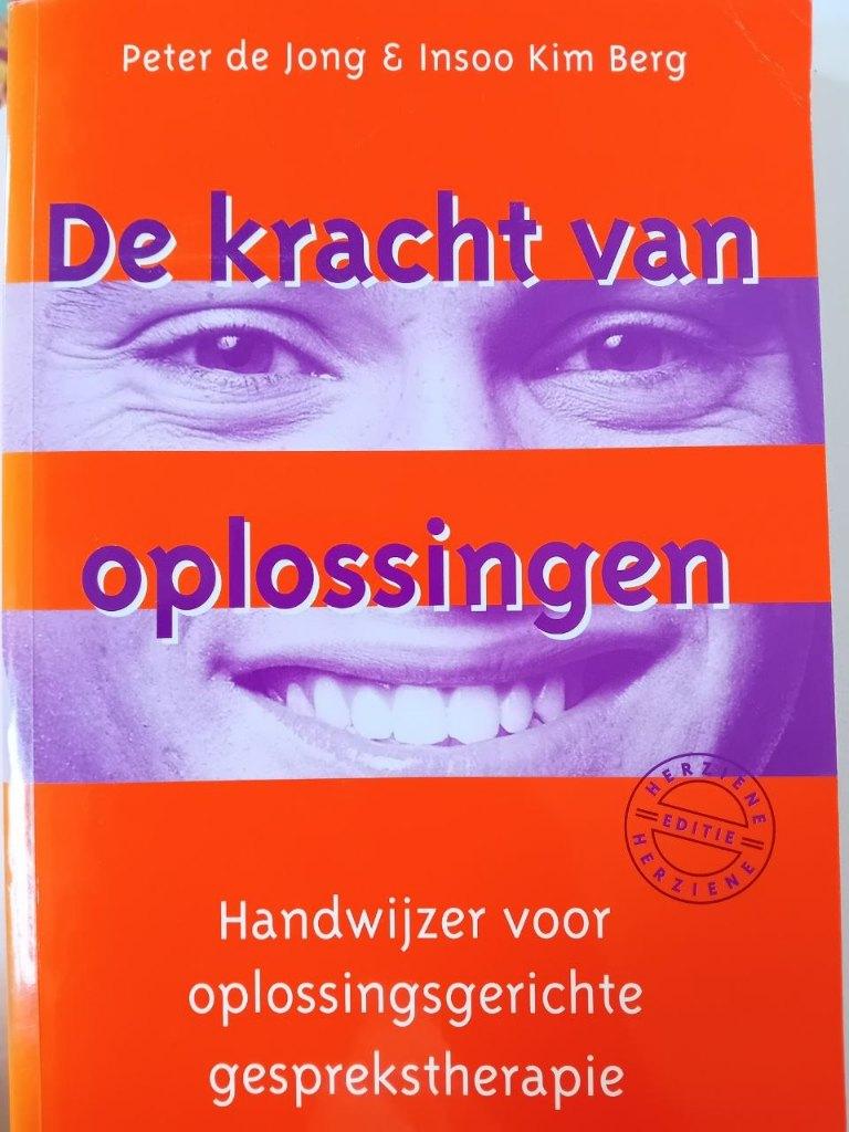 De kracht van oplossingen, Insoo Kim Berg, Peter de Jong, Peter de Jong & Insoo Kim Berg, Ophalen of Verzenden, Zo goed als nieuw