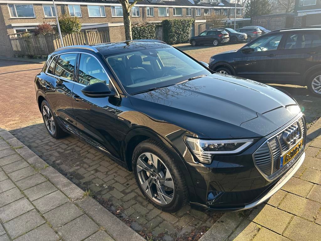 Audi e-tron 50 Quattro 313pk zwart 12-2019 accustaat 88.16, Auto's, Audi, Automaat, 1800 kg, Zwart, 124 €/maand