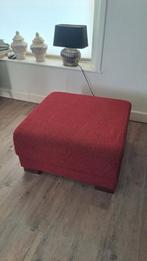 Rode vierkante hocker (poef), Ophalen, Vierkant