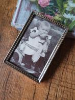 Klein oud verzilverd ! fotolijstje met bol glas ( nr.12), Ophalen of Verzenden