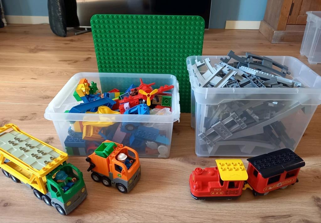 2 bakken duplo, O.a. de trein met veel rails, grondplaat, Ophalen, Gebruikt, Duplo, Inclusief minifiguren
