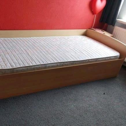 Gratis afhalen: 1 persoonsbed en bureau kast, Ophalen, Gebruikt, 90 cm, Eenpersoons