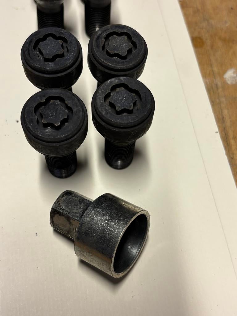 Zwarte wielbouten en wielslot bouten BMW Mini, Ophalen of Verzenden, Gebruikt, Mini