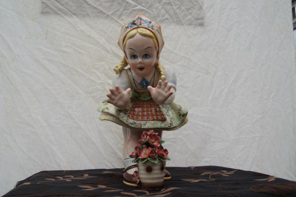 Meisje met bloemen mand, Ophalen of Verzenden, Gebruikt, Mens