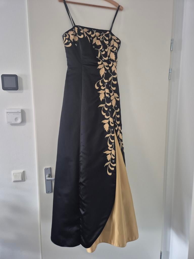 Avondjurk zwart met gouden details, Kleding | Dames, Gelegenheidskleding, Galajurk, Zwart, Ophalen of Verzenden, Zo goed als nieuw