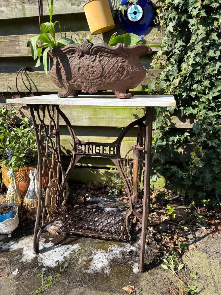 Franse gietijzeren bloembak/jardiniere op Singer onderstel, Antiek en Kunst, Ophalen