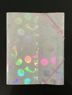 Twee elastomappen A4 formaat. Holografisch patroon schelpen., Verzenden, Gebruikt