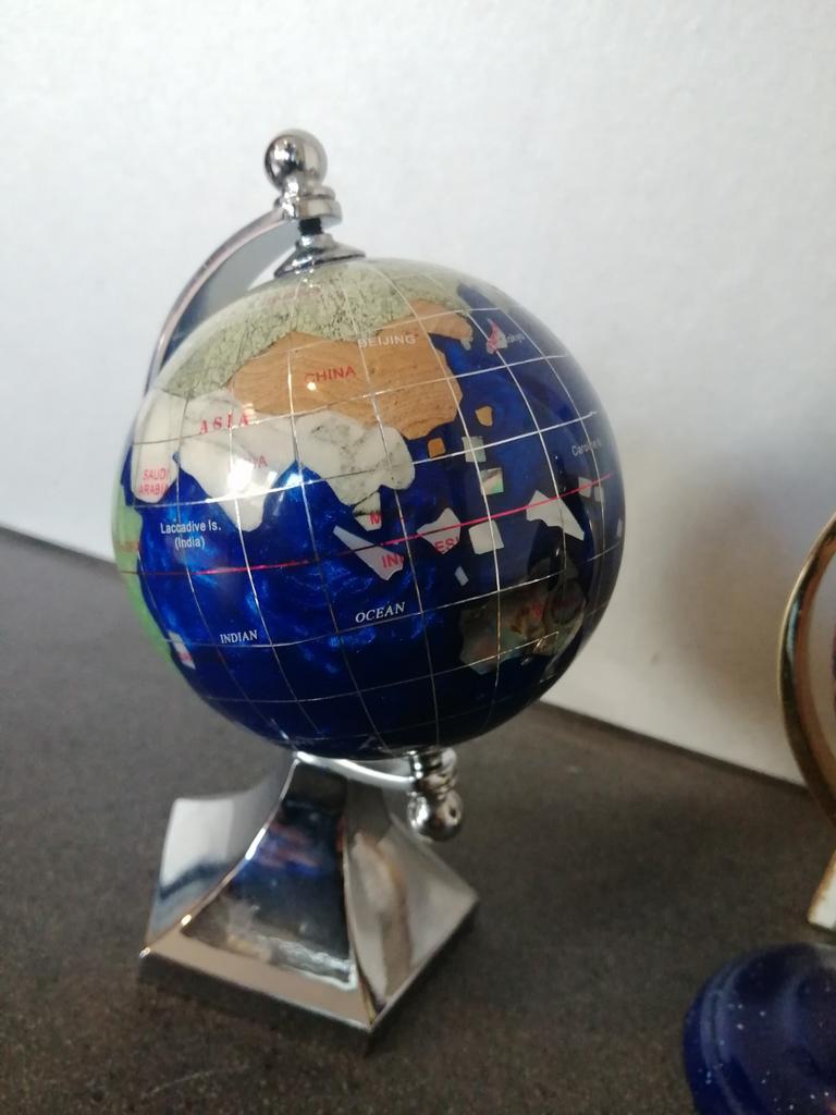 3 X LAPIS LAZULI STIJL GEMSTONE EDELSTENEN GLOBE TOPSTAAT, Lapis lazuli, Ophalen of Verzenden, Zo goed als nieuw, Interactief