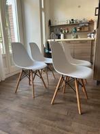 Witte stoelen (white chairs), Huis en Inrichting, Stoelen, Ophalen, Zo goed als nieuw, Wit
