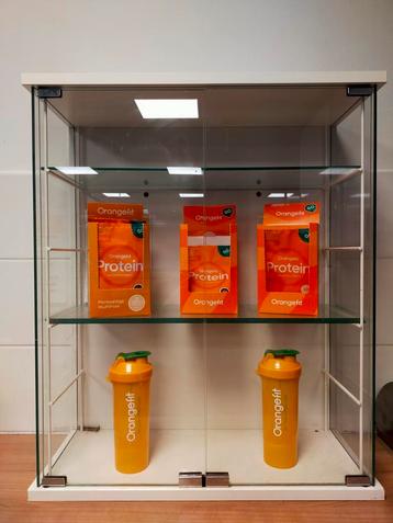 Glazen Vitrinekast met deurtjes beschikbaar voor biedingen