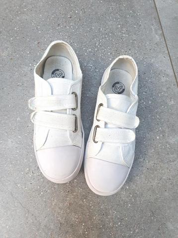 Canvas. Schoenen. Maat 33  Victory  beschikbaar voor biedingen