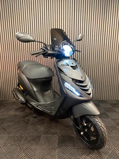 PIAGGIO ZIP 4T 3V BROM 2020 MAT ZWART FULL OPTION, Fietsen en Brommers, Scooters | Piaggio, Zo goed als nieuw, Zip, Maximaal 45 km/u