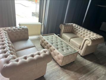 2x Chesterfieldbank plus tafel beschikbaar voor biedingen