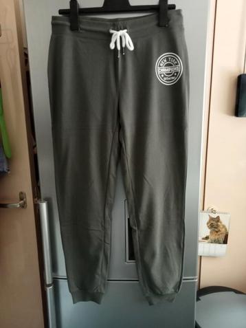Fijne soepele legergroene joggingbroek met opdruk, maat 42 beschikbaar voor biedingen