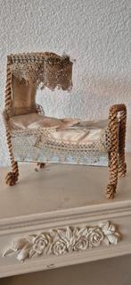 Antiek Poppenbedje met Kant, Ophalen of Verzenden, Gebruikt, Pop