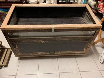 Antieke vitrine kast toonbank hout met deksel beschikbaar voor biedingen