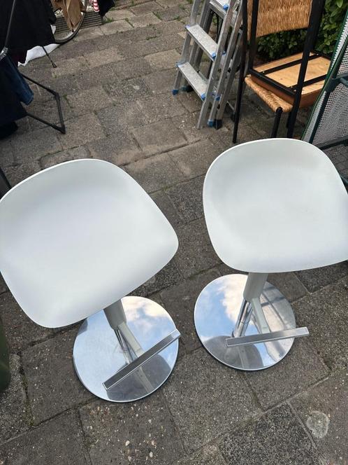 IKEA barkrukken wit – in hoogte verstelbaar (2 stuks), Huis en Inrichting, Barkrukken, Gebruikt, Kunststof, 2 krukken, In hoogte verstelbaar